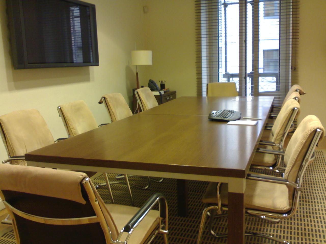 Sala de reuniones transformada en comedor